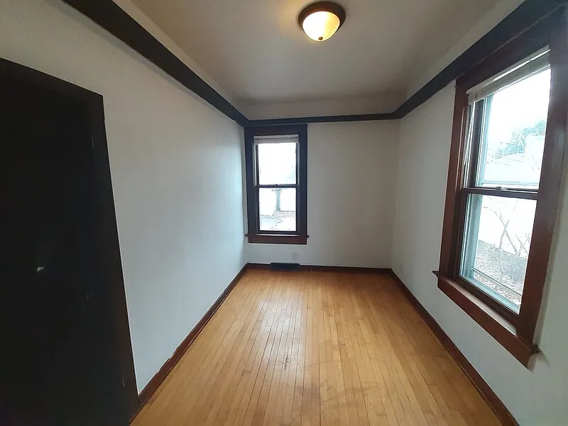 3 bed, 1.0 bath, $999 — Photo 2