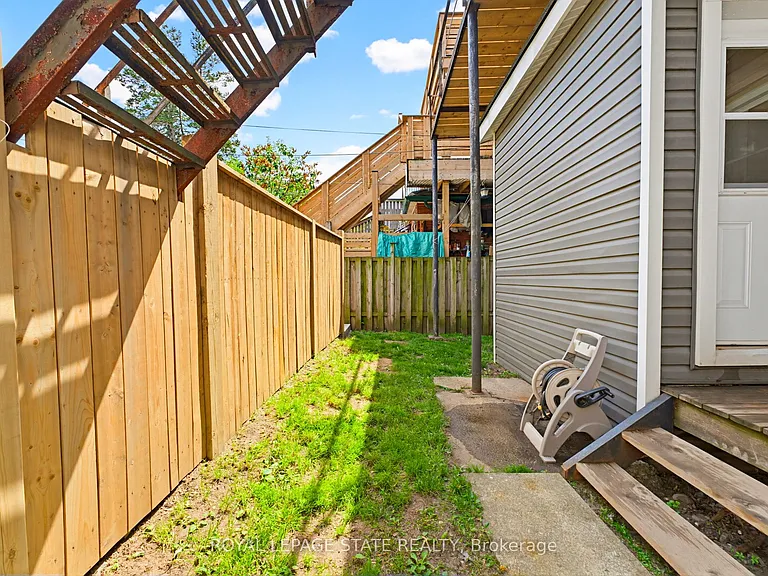 25 Strathcona Ave S #1 — Photo 16