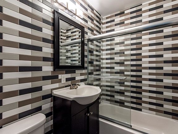 5th image of 1348 Willoughby Ave APT 2R