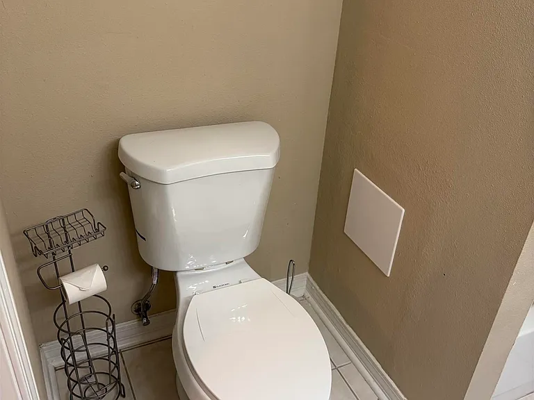 913 W Rothland St #A — Photo 33