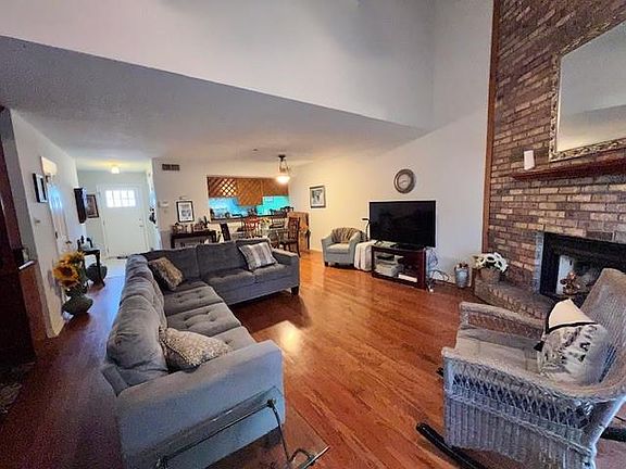 4th image of 27 Hollycrest Blvd #27