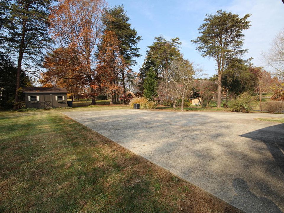 2nd image of 1727 Driftwood Ln SW