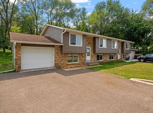 7055 15th St N, Oakdale, MN 55128