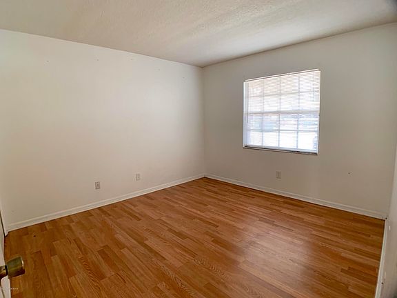 4th image of 3082 Sir Hamilton Cir #3082