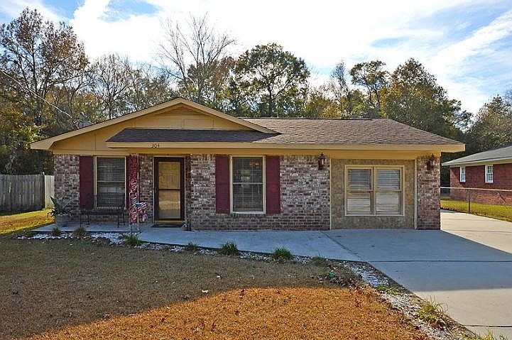 1st image of 304 Sprucewood Dr