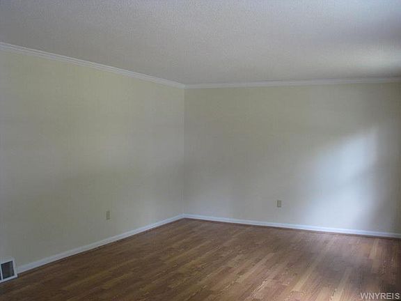 5th image of 41 Kathryn Dr