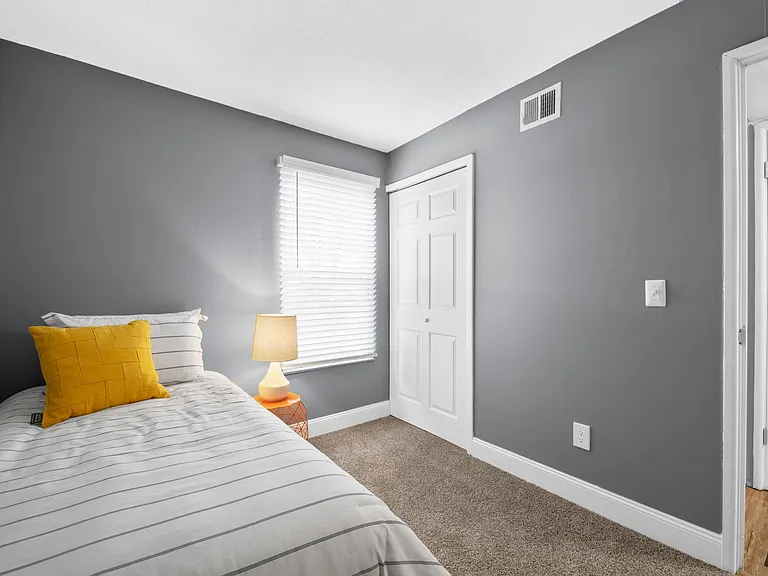 Kingswood Court Apartments and Townhomes — Photo 16