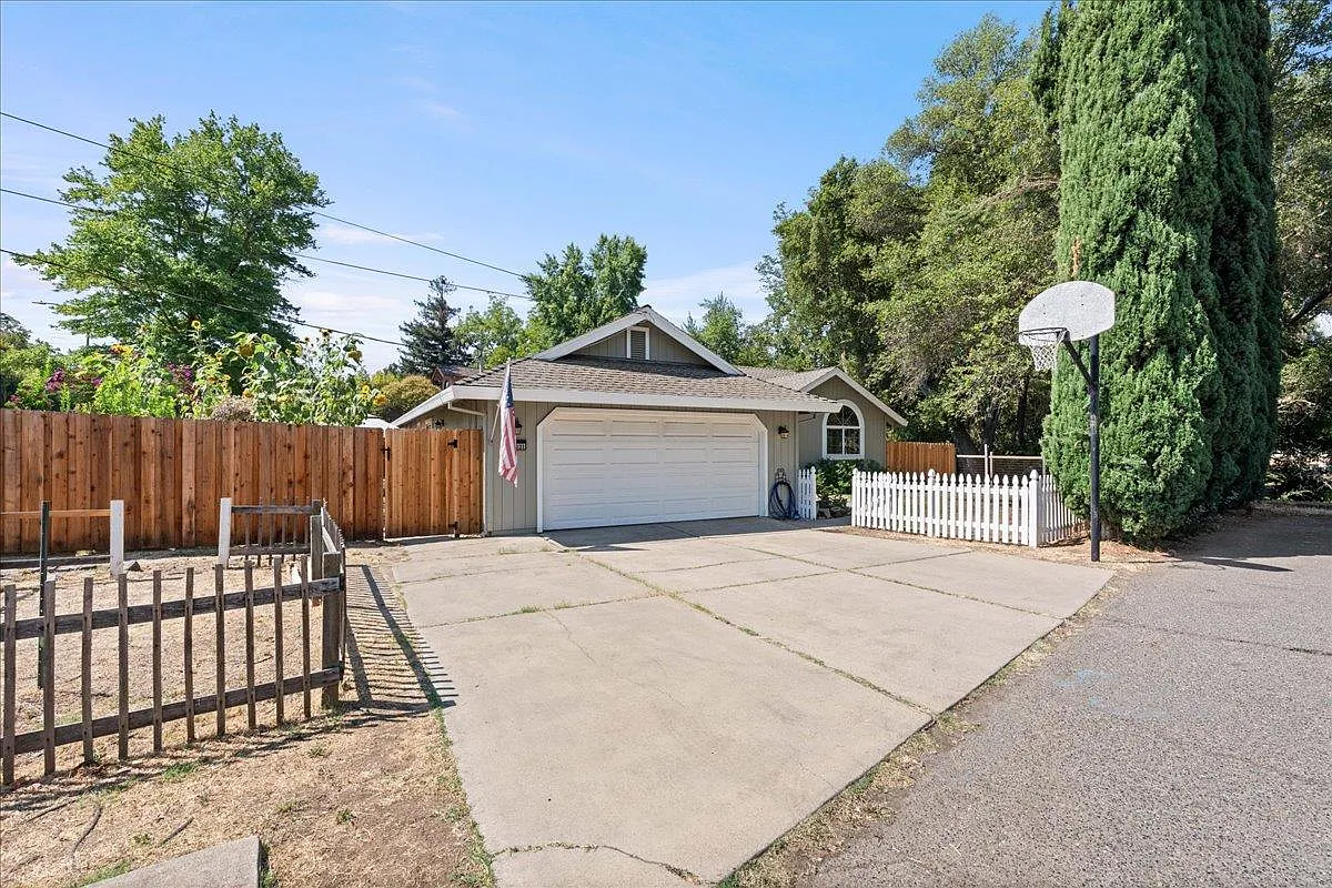 8031 Mariposa Ave photo 1