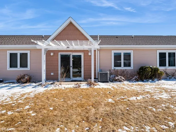 1501 3rd St SW APT 215, Waverly, IA 50677