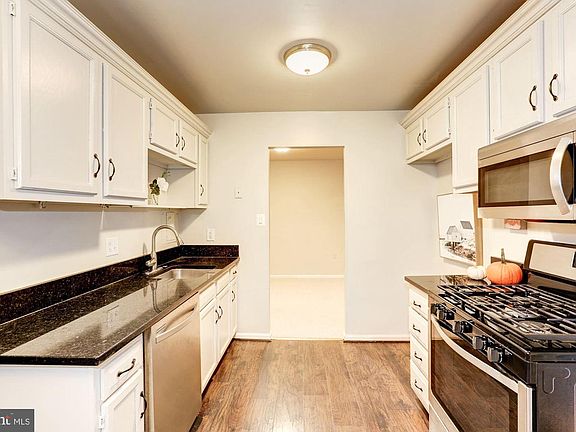 3rd image of 878 College Pkwy #10