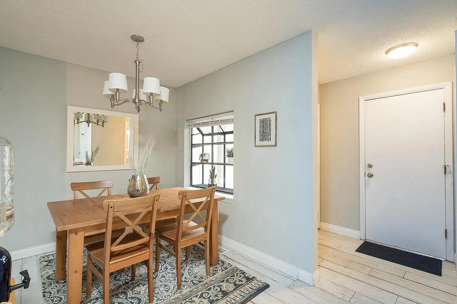 4 bed, 2.5 bath, 1950 sqft, $5,100 — Photo 2