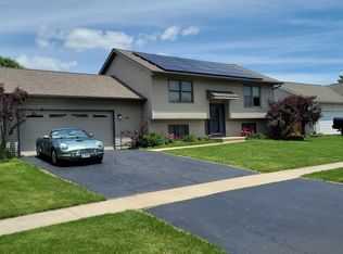 715 Cherry Tree Ln, Genoa, IL 60135