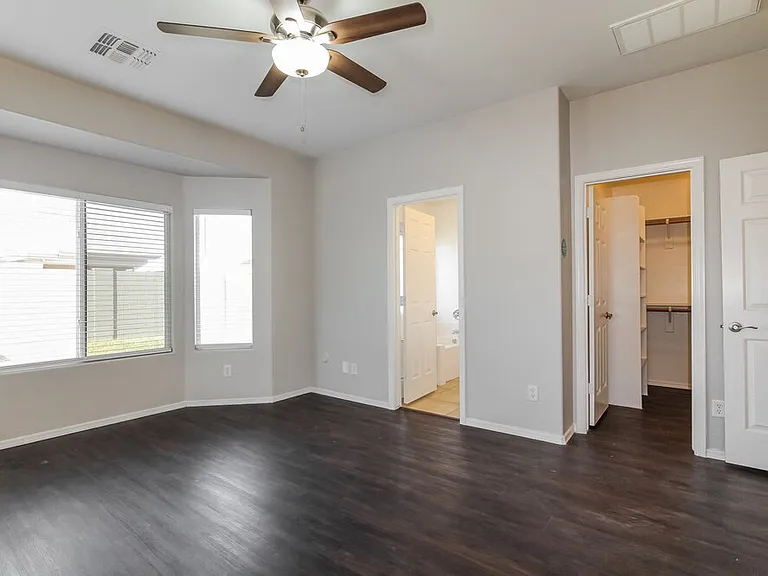 11702 W Jackson St — Photo 9