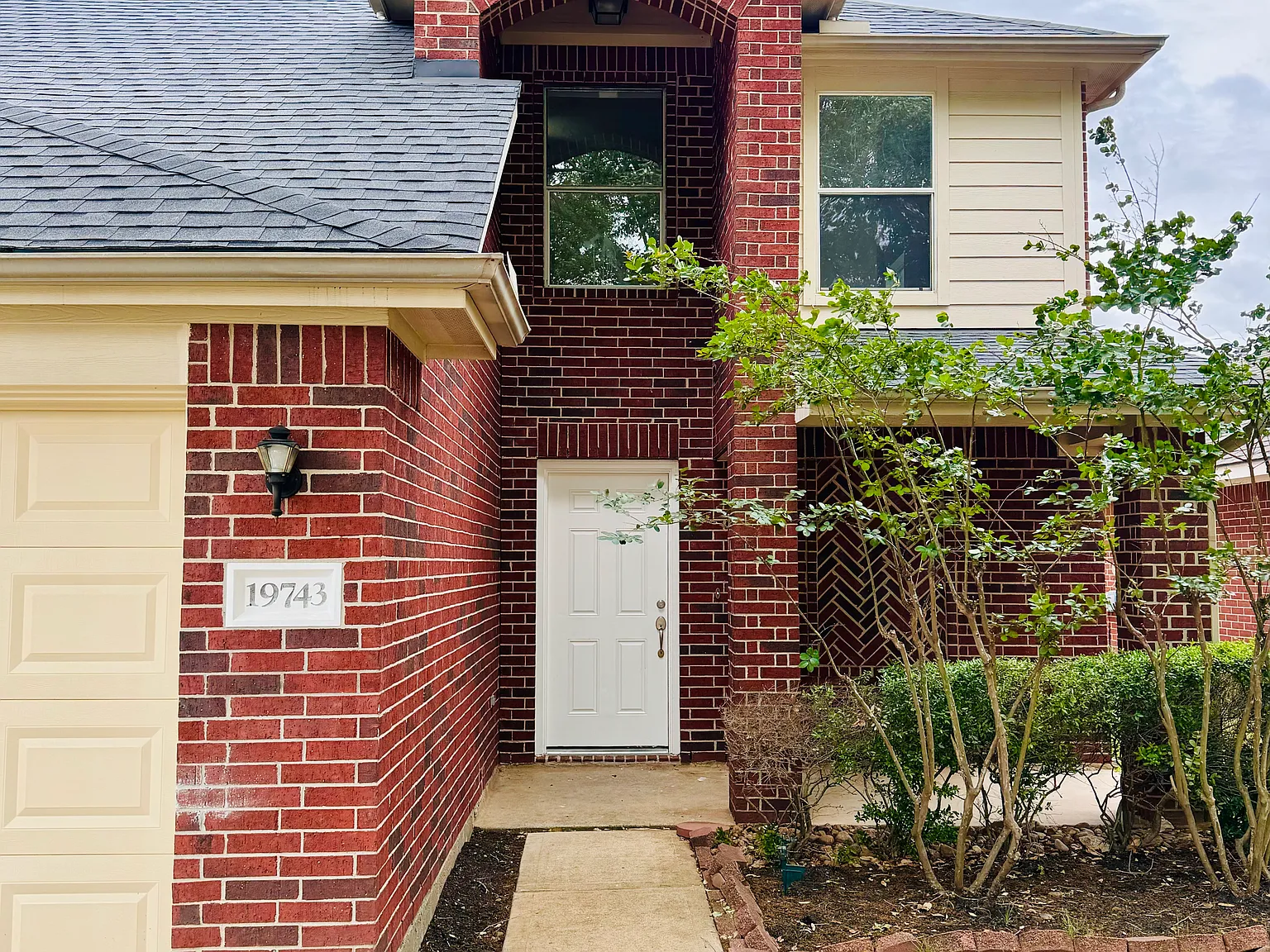 4 bed, 2.5 bath, 2124 sqft, $2,150 — Photo 1