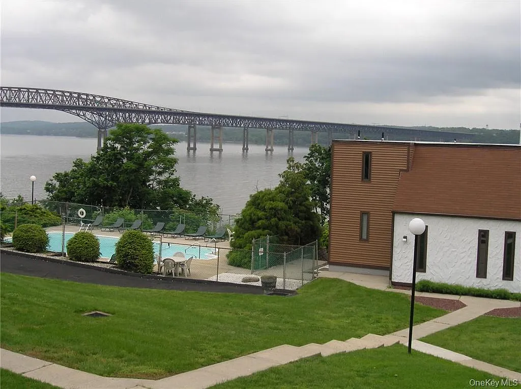1 bed, 1.5 bath, 1140 sqft, $2,300 — Photo 3