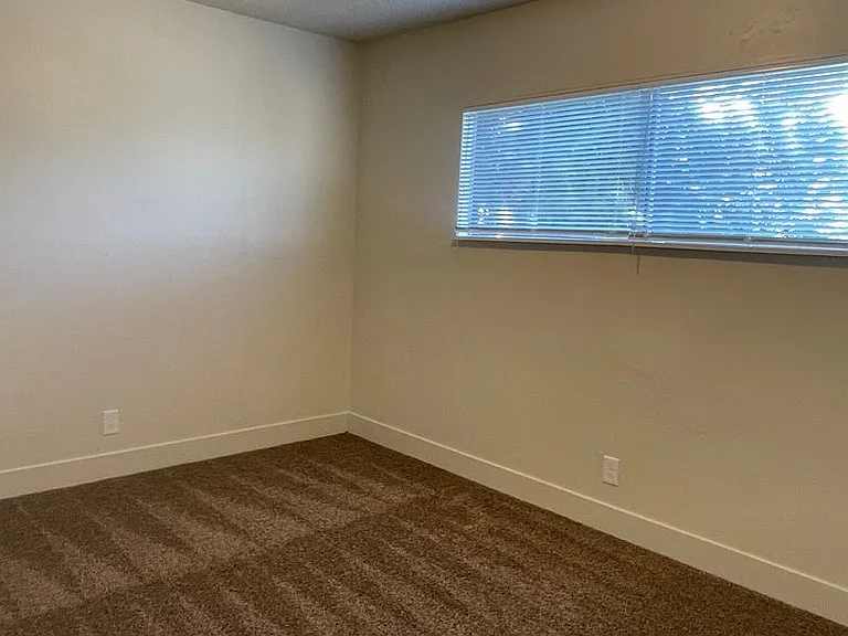 1090 N Court St — Photo 12
