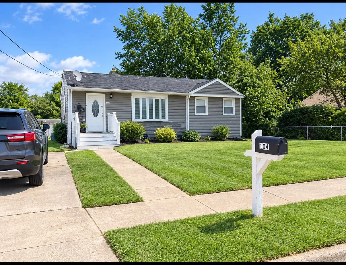 3 bed, 936 sqft, $2,700 — Photo 1