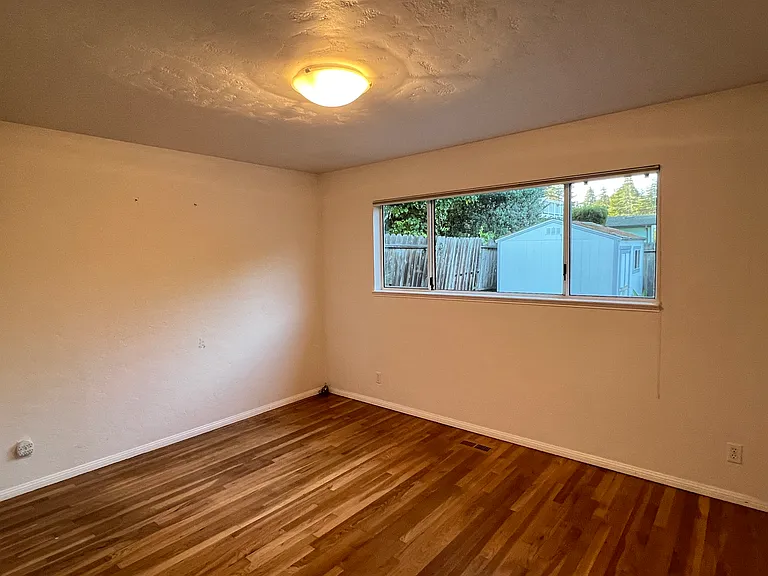 310 Alma Ln — Photo 37
