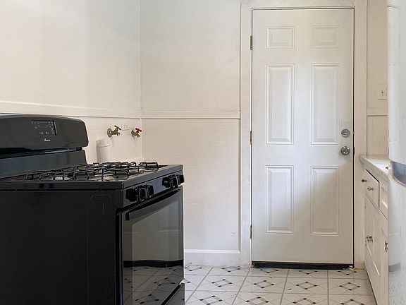 3rd image of 550 Barrett Pl