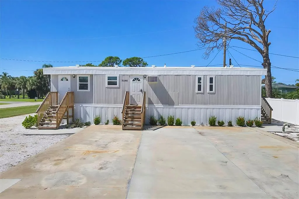 3 bed, 2.0 bath, 900 sqft, $3,300 — Photo 3