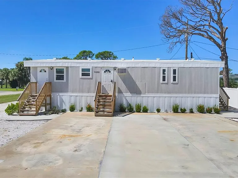 3280 Holly Ave — Photo 3
