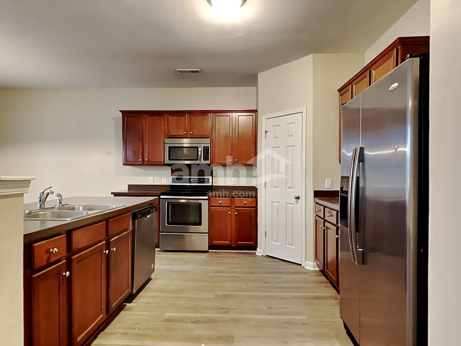 4 bed, 2.5 bath, 2392 sqft, $2,520 — Photo 3