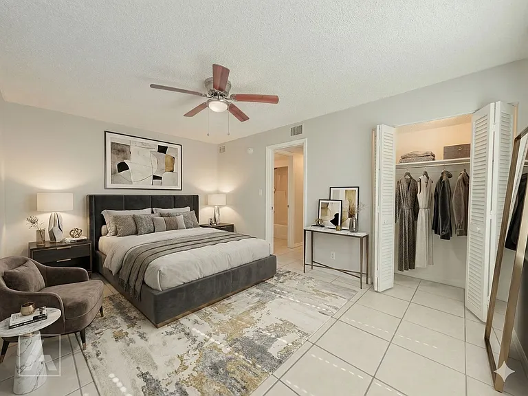 Carriage House Apts — Photo 41