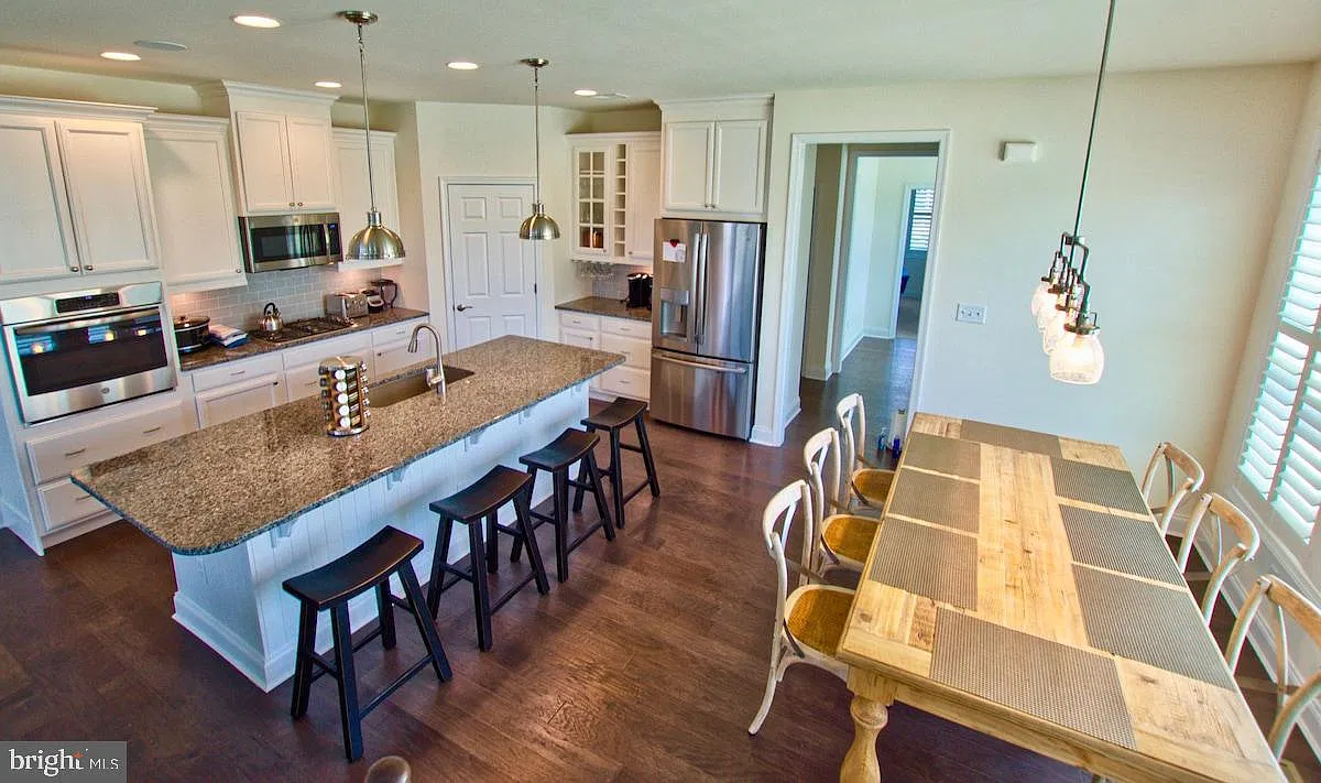 6 bed, 4.5 bath, 4500 sqft, $2,795 — Photo 2