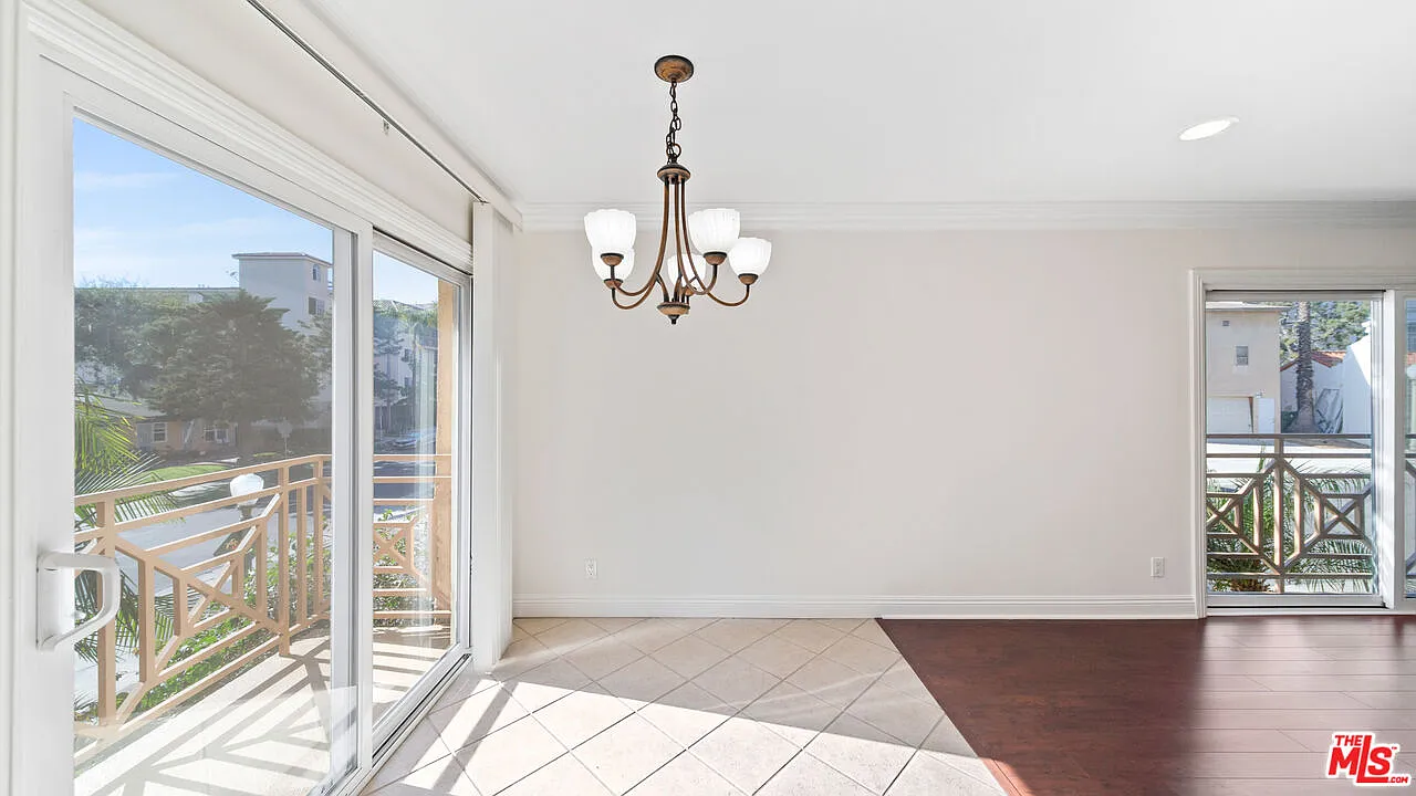 2 bed, 2.0 bath, 1100 sqft, $3,650 — Photo 2