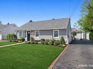 40 Island St, Plainview, NY