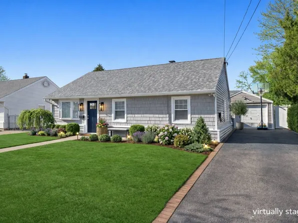 40 Island St, Plainview, NY 11803