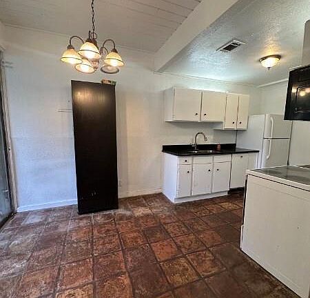 5th image of 14 Lakeway St