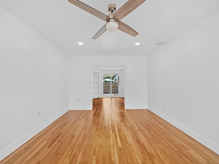 3033 Oliphant St — Photo 11