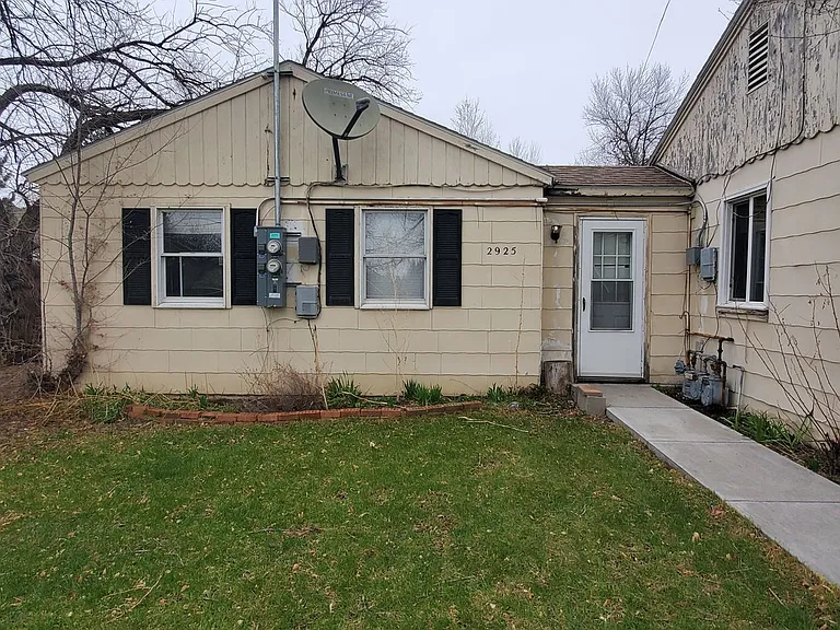 2923 & 2925 Poly Dr — Photo 2