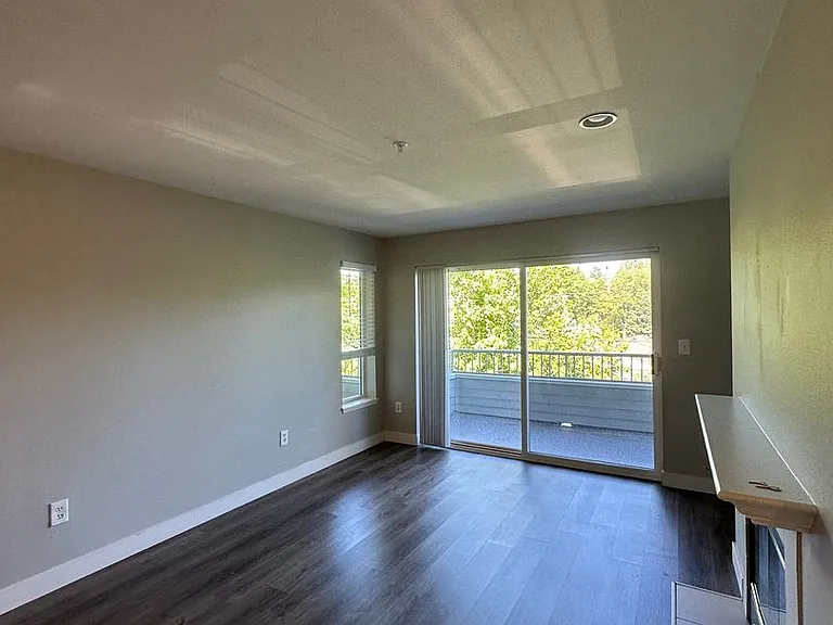 Interlake Apartments — Photo 15