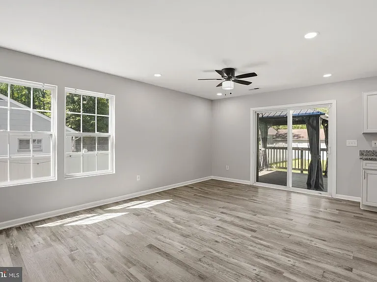 283 Shorewood Dr — Photo 8