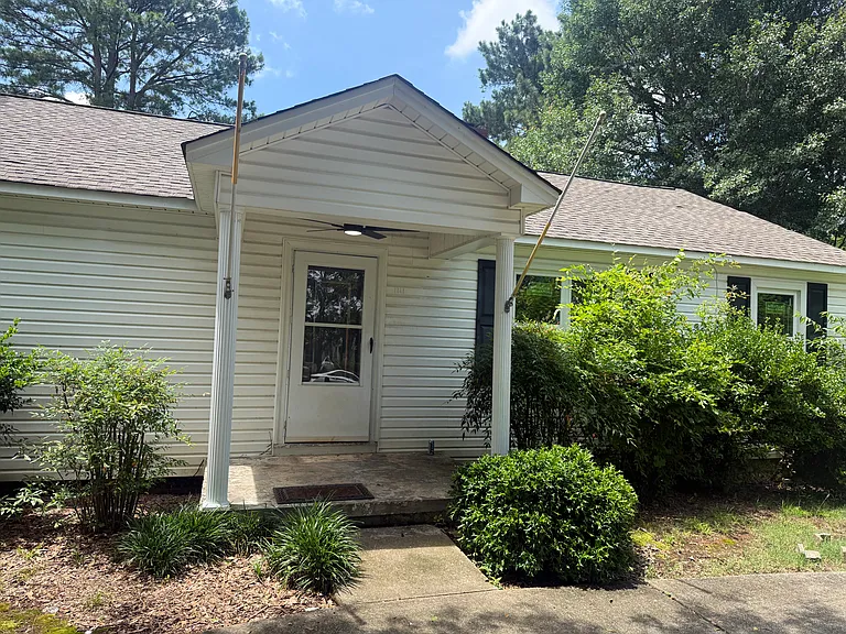 1141 Hermitage Dr — Photo 1