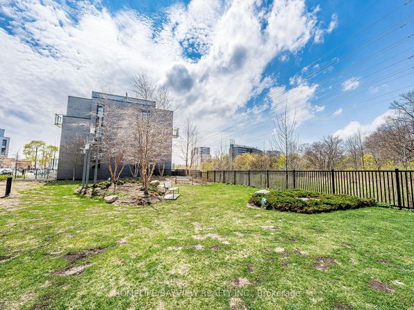 10 Brin Dr #24-W08, Toronto, ON M8X 0B3