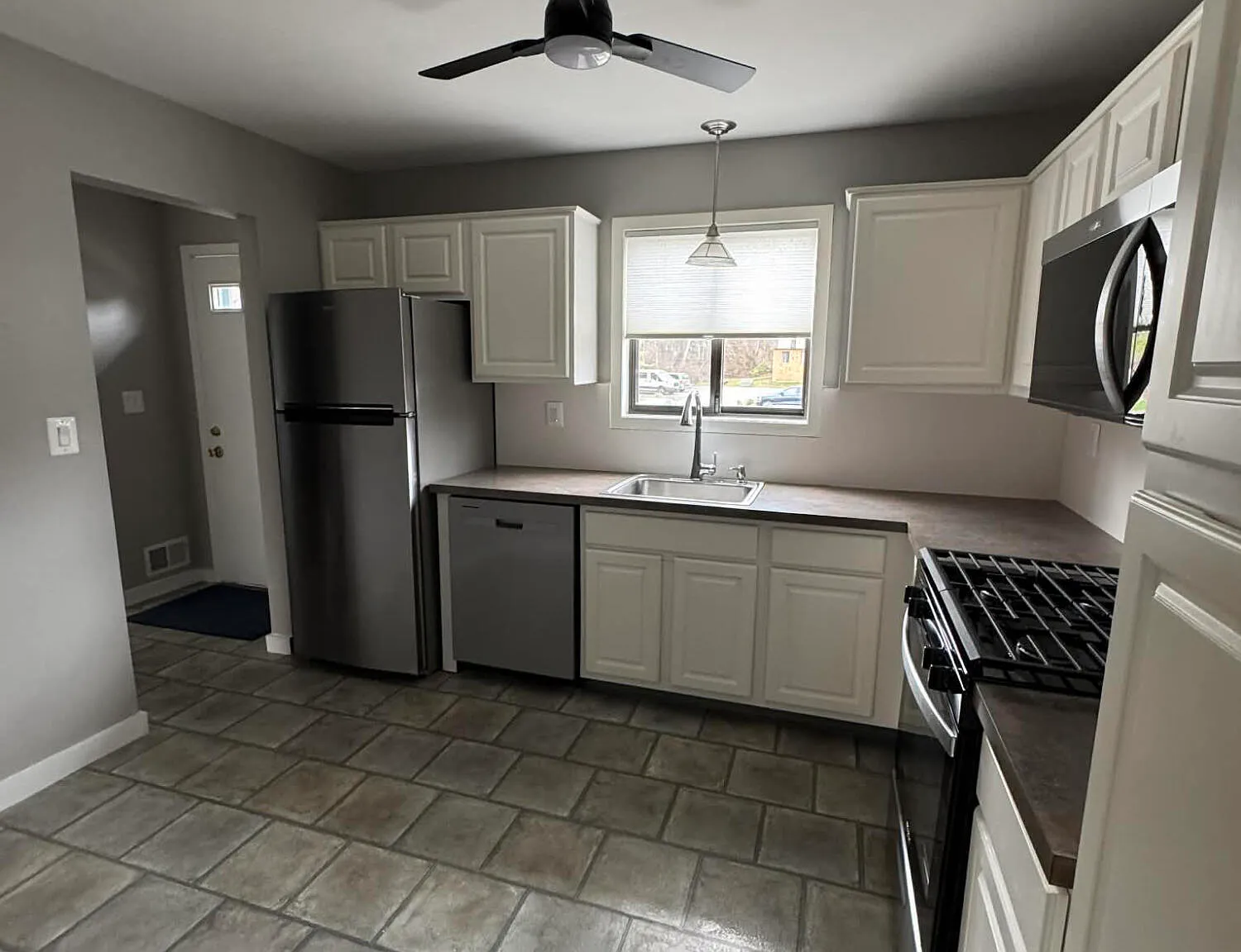 3 bed, 1.5 bath, 1408 sqft, $2,950 — Photo 1