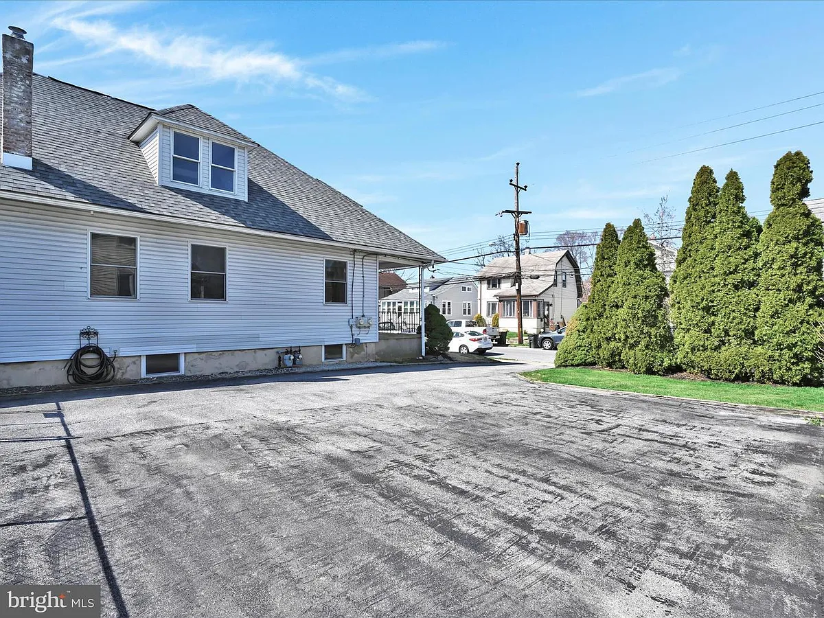 Hidden Driveway - 19 Beechwood Rd #2