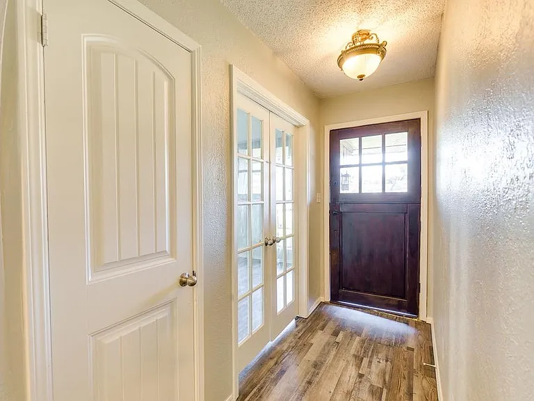 1603 Sheffield Dr — Photo 2