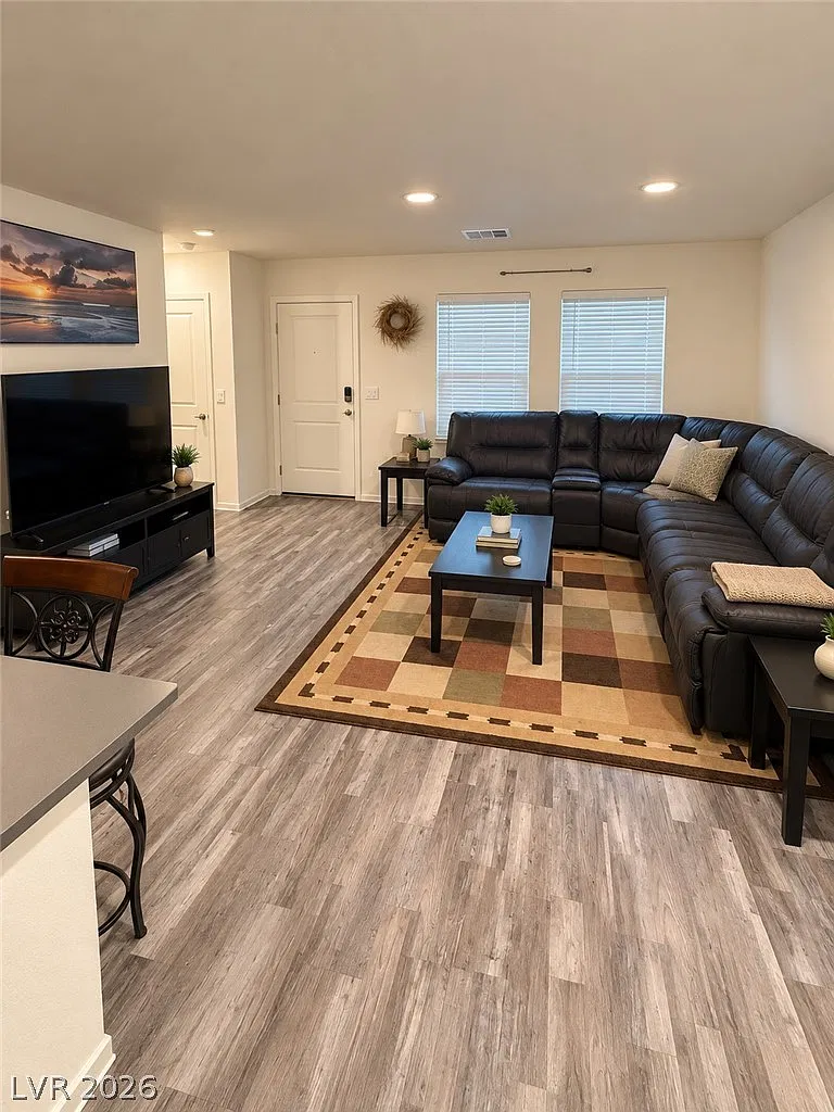 3 bed, 2.5 bath, 1281 sqft, $1,900 — Photo 1