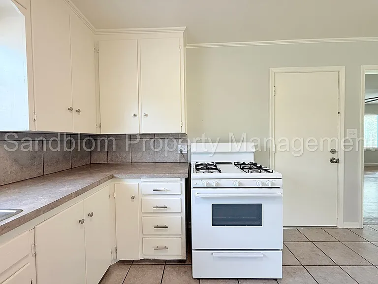 4624 E 24th Pl — Photo 7