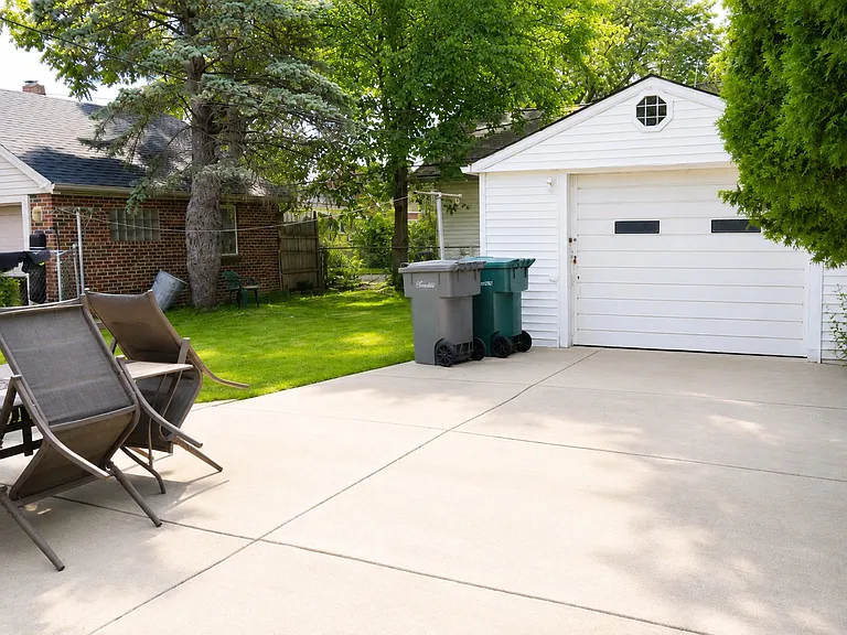 7736 Theisen St — Photo 16