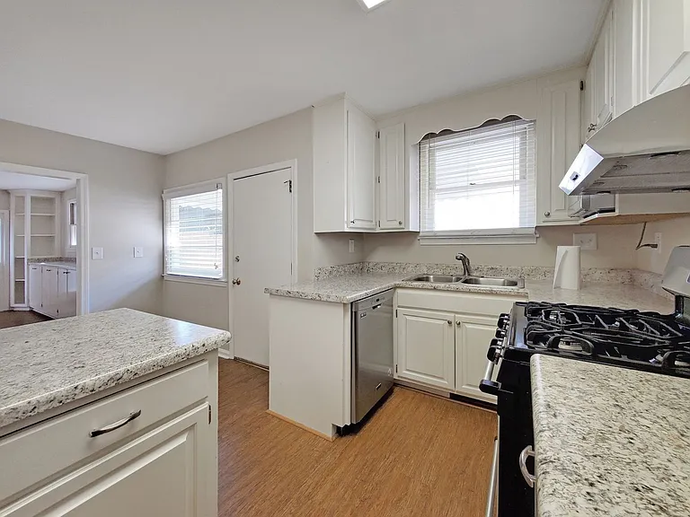 504 University Rdg — Photo 2