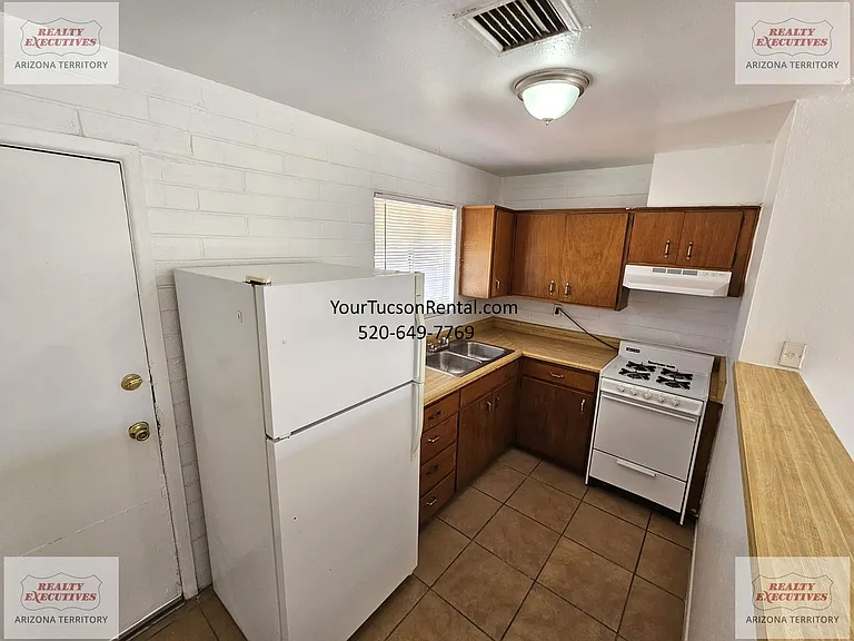 Arlington Commons - 4530 E Pima St Near Swan Road — Photo 10