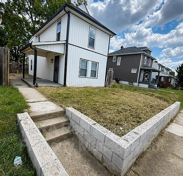 126 S Oakley Ave — Photo 1