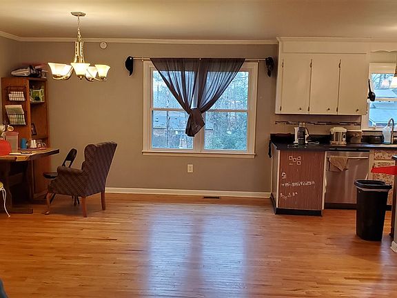 3rd image of 104 Shelia Dr
