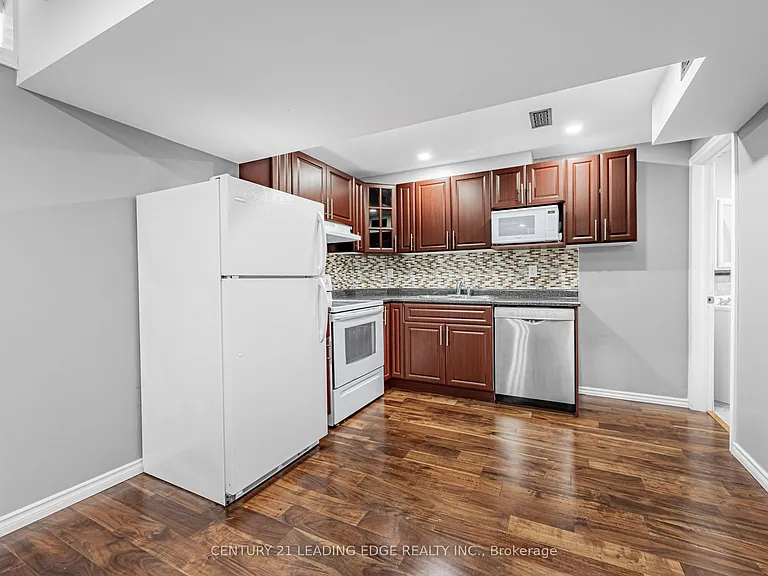 98 Erskine Dr #LOWER — Photo 11
