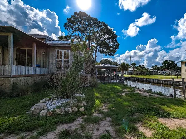 35 W 7th Ave, Horseshoe Beach, FL 32648